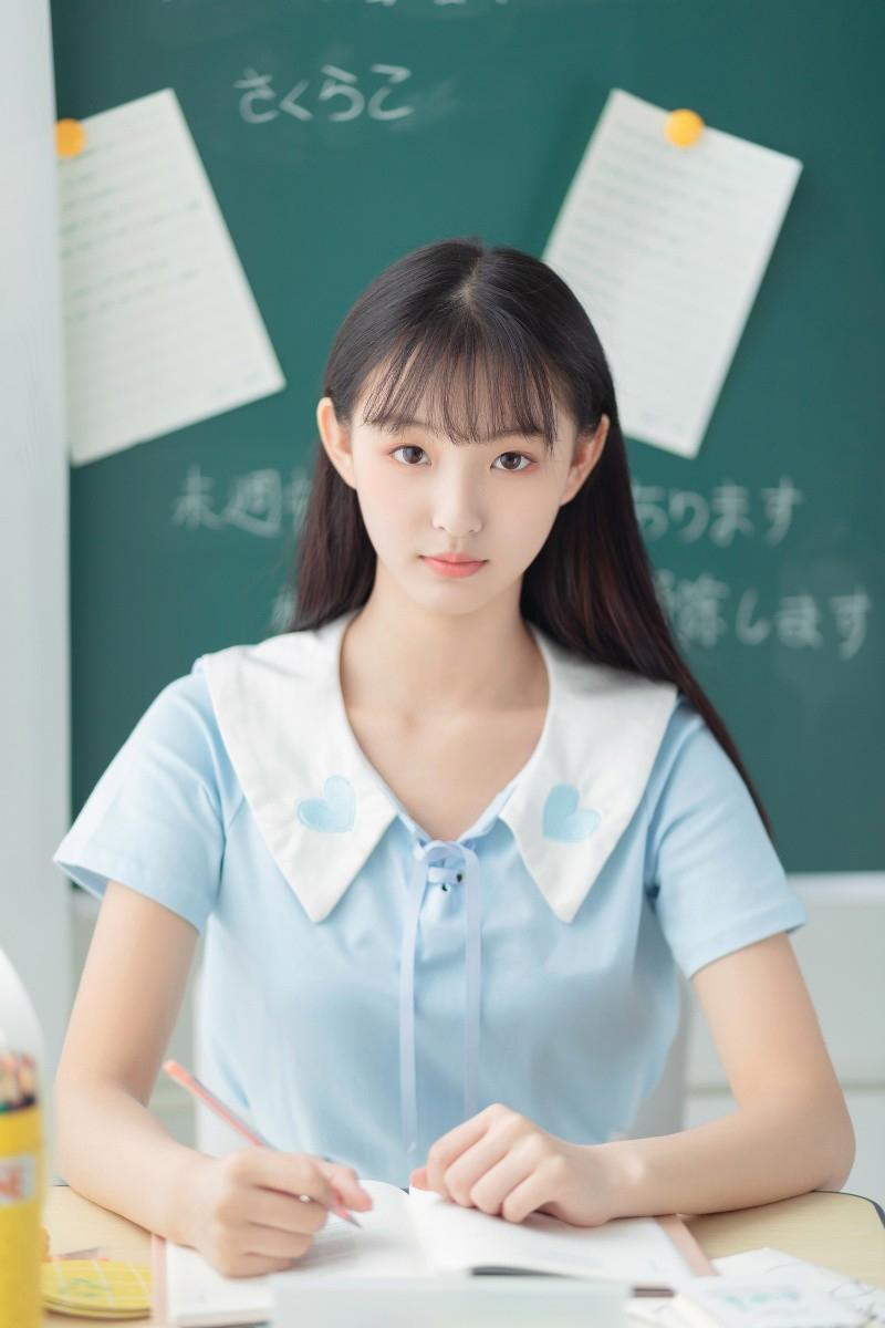 帅气男友和男生在楼下拥吻