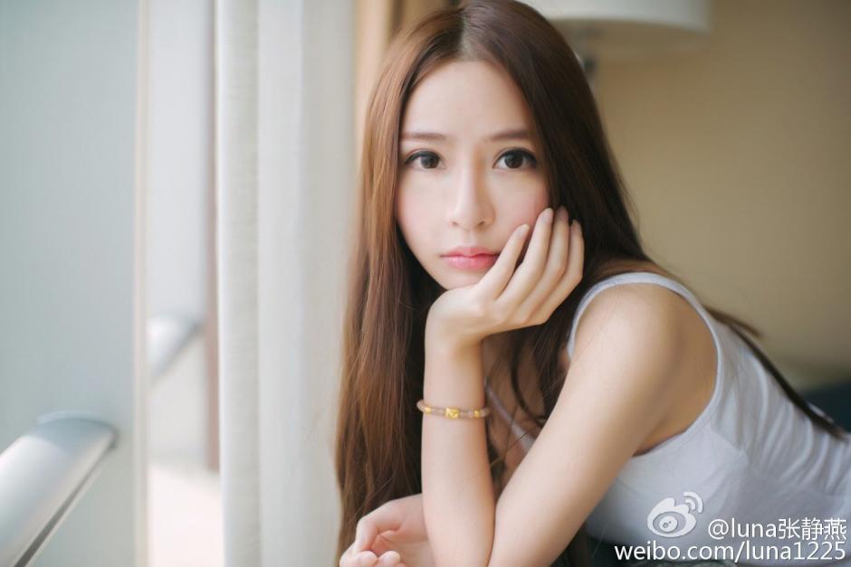 嫂嫂把我的精液弄在她的脚上 我把嫂嫂插到最深处 要搞嫂嫂