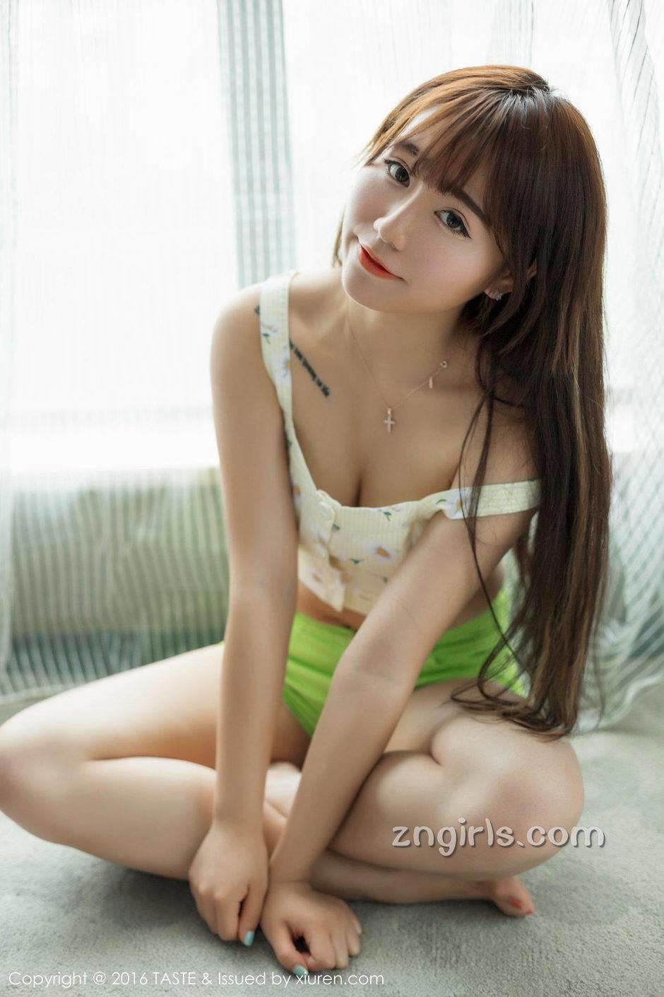被爆操的女侠 两条舌头和嘴唇侍奉着她们的主人