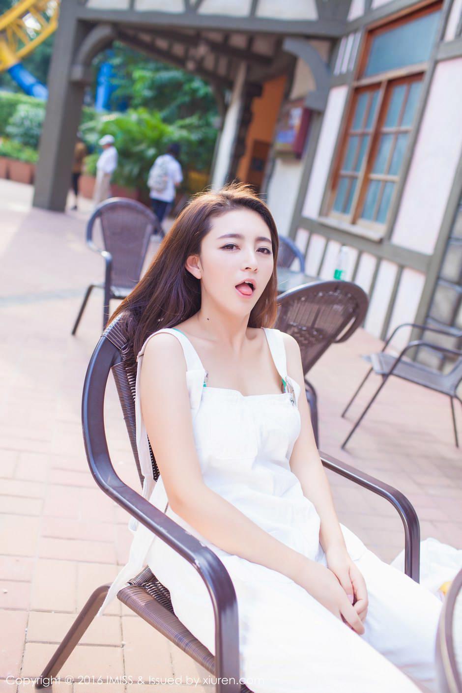 我和性感少妇在出租车里疯狂缠绵