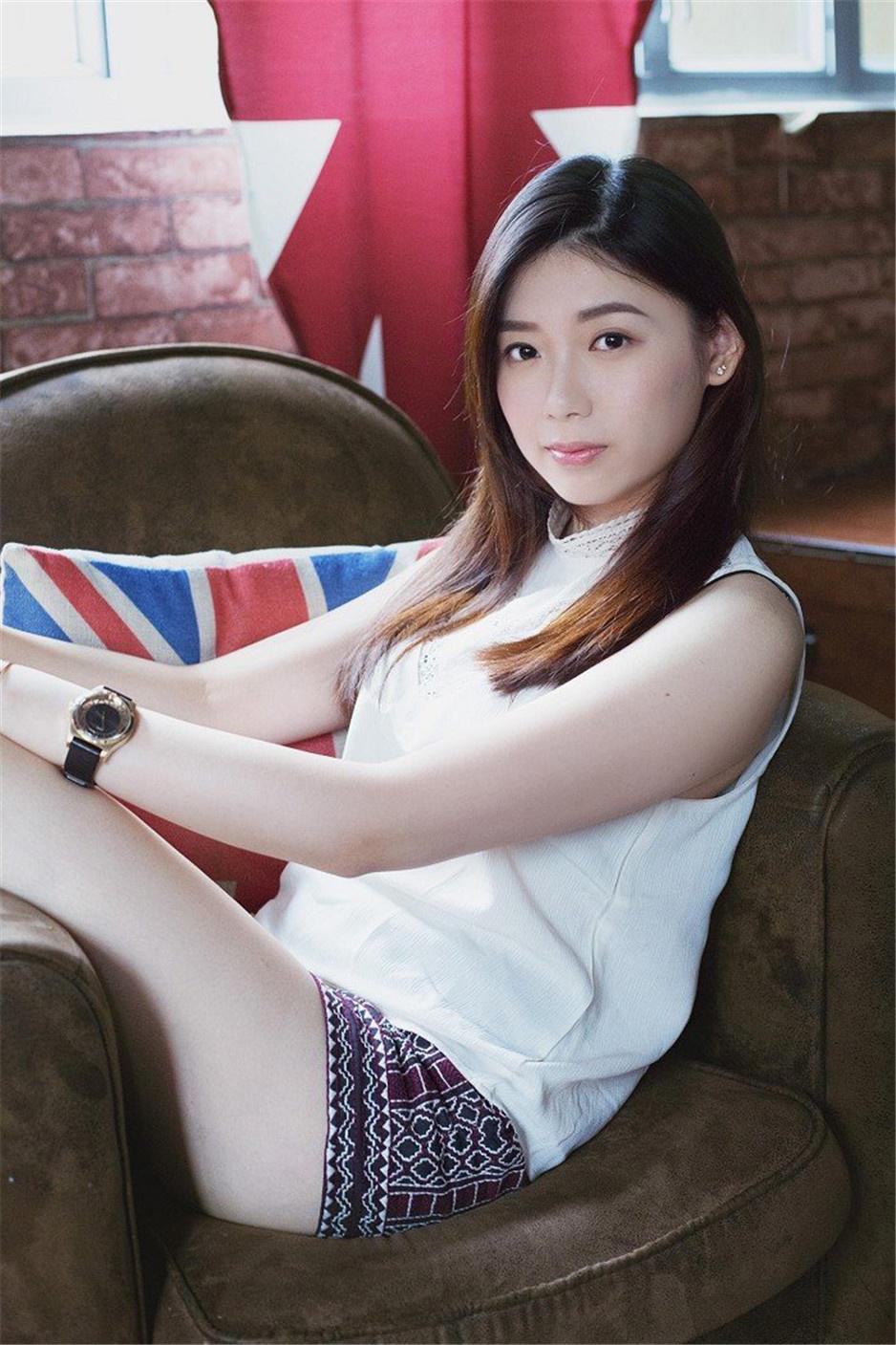 终于说服了天真小表妹 引诱了几天,终于说服天 坐在我腿上缓缓