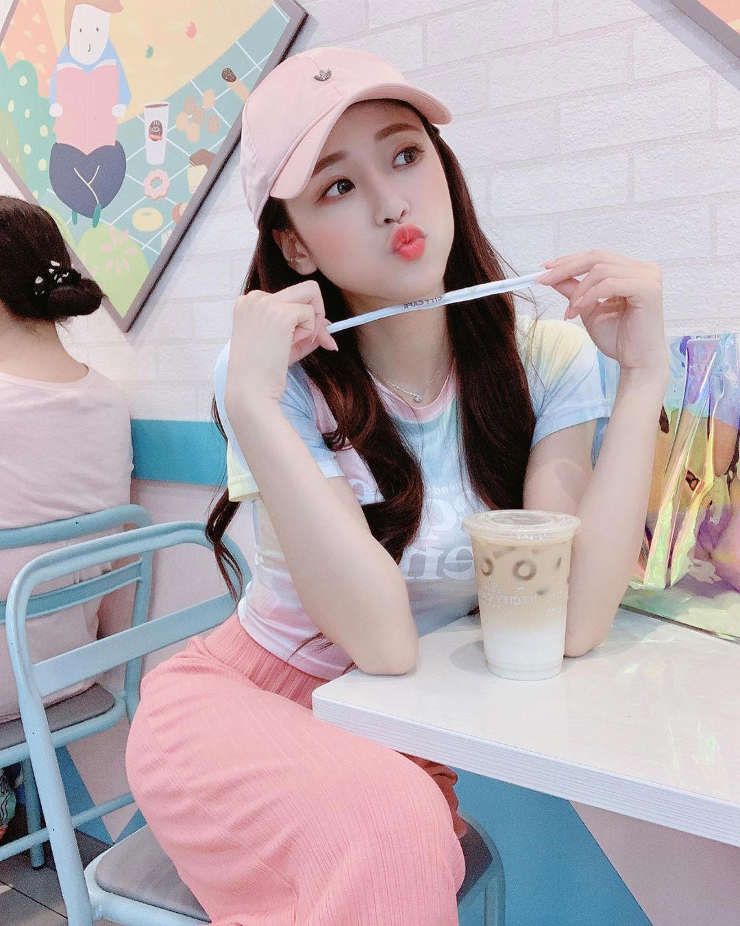 白嫩清纯大学美女被带回宿舍 我们该如何帮她