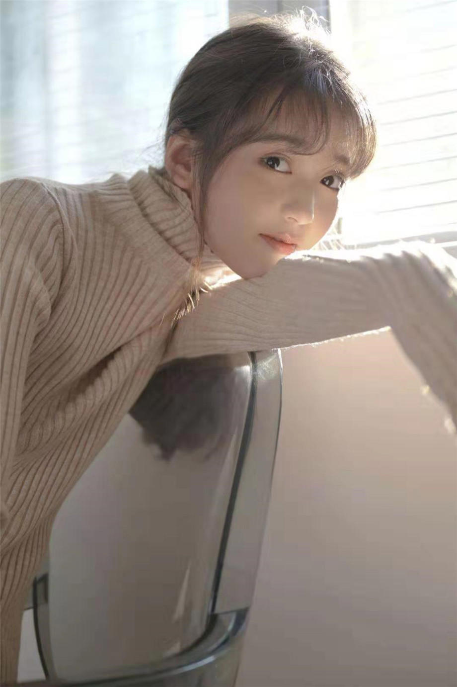 美女老师给我看 在学校与艺术老师偷偷的激情性经历