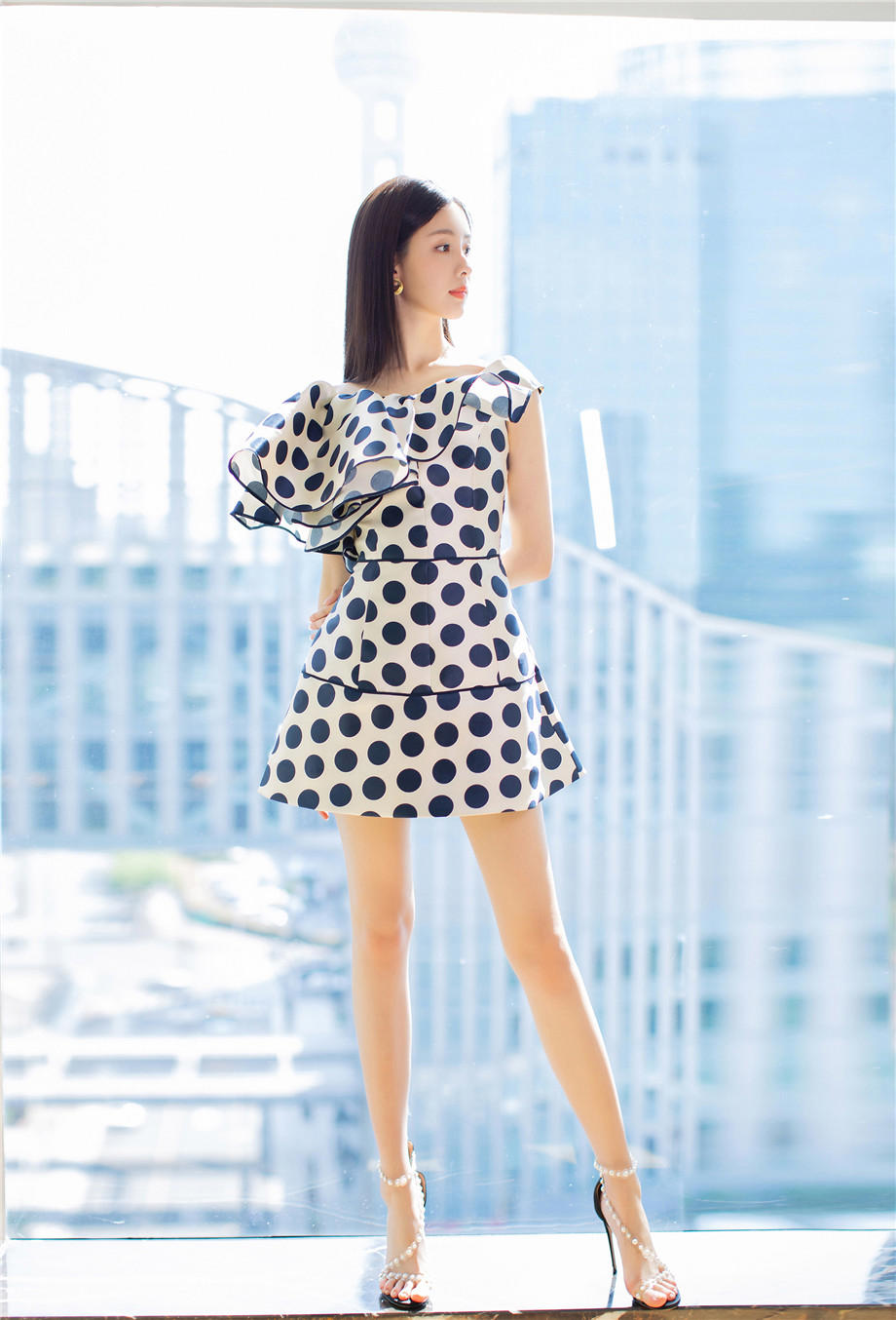 6年性交易使漂亮女大学生堕落了...？