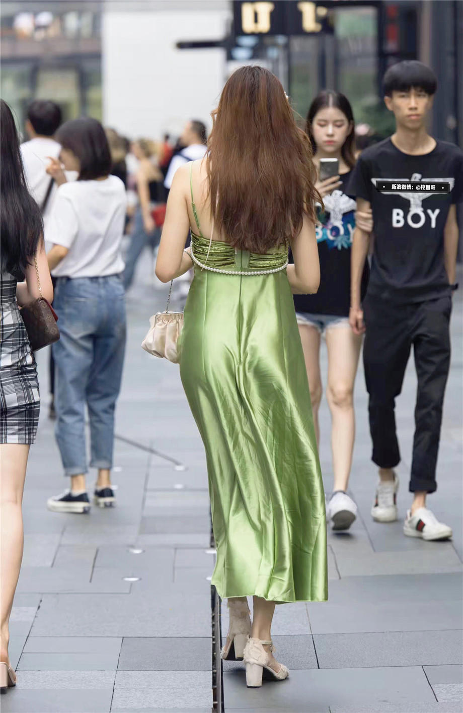挺进女友闺蜜的身体  同时玩弄几个男人的感觉好爽