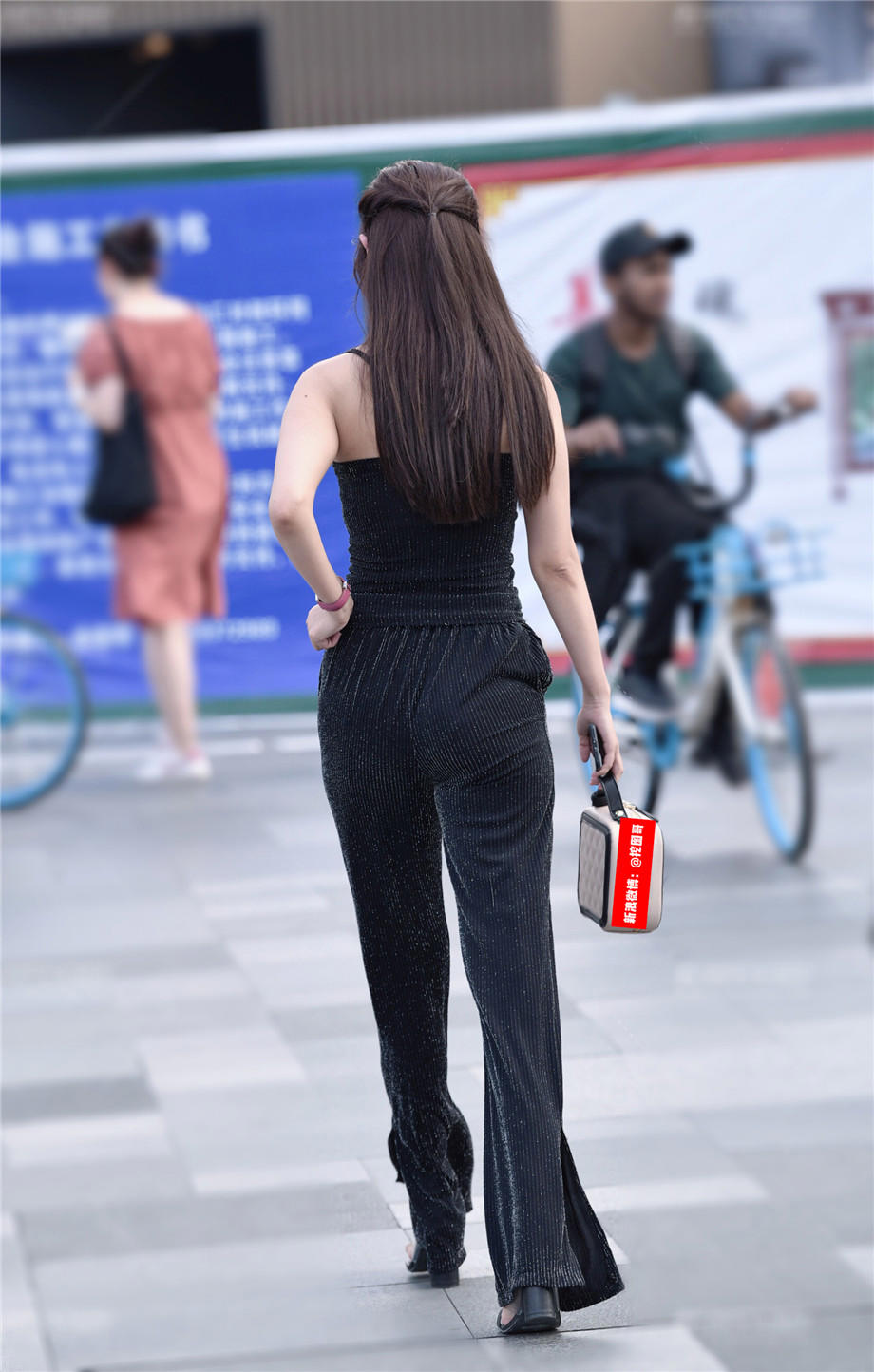 丈夫炒股亏损后 竟去舞厅讨好肥胖富婆
