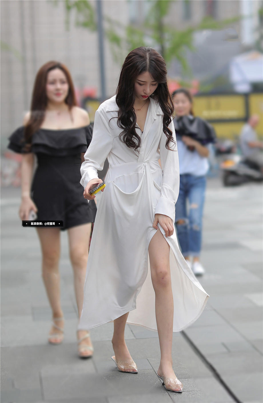 父亲拿来的东西又长又大 妻子却把他赶出去了