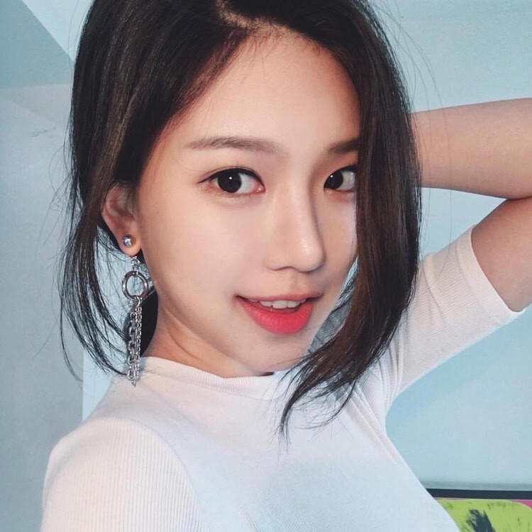 冷艳美女在办公室与帅气男同事的激情性爱