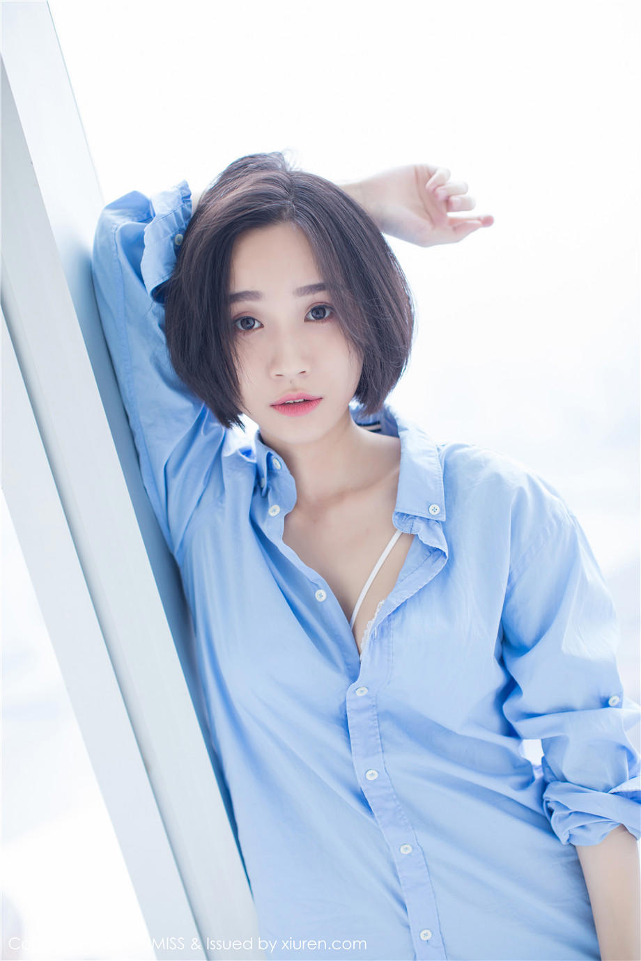 比较色的小说 美女脱下内衣给男人随处摸