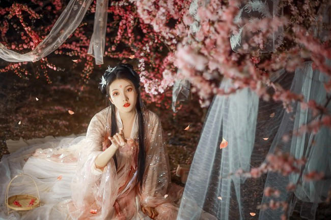 挺进女友闺蜜的身体  同时玩弄几个男人的感觉好爽