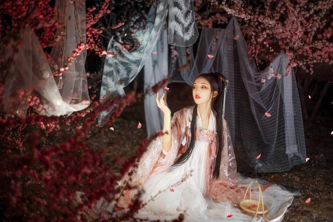我和女同学在祠堂做完污污事后，晚上有东西在我床前