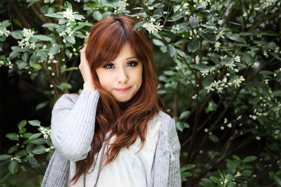 漂亮妻子同时享受着两个男人的爱