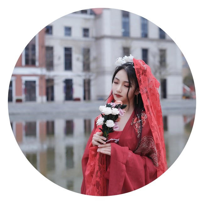 那个丫头被烧死后,屋子里躺了两副人皮寿衣