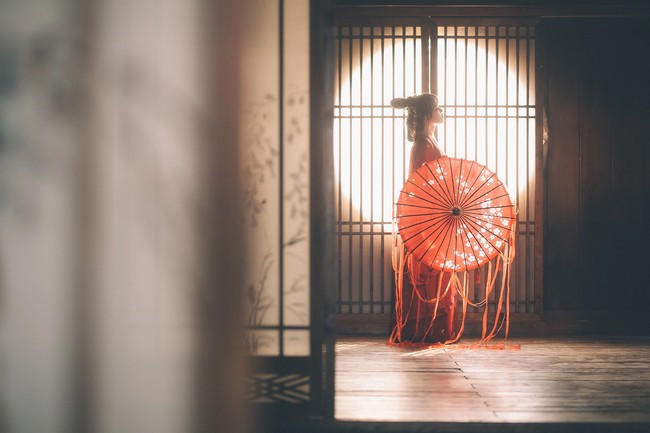寂寞少妇在拍婚纱照的第一天晚上就和男人泄欲