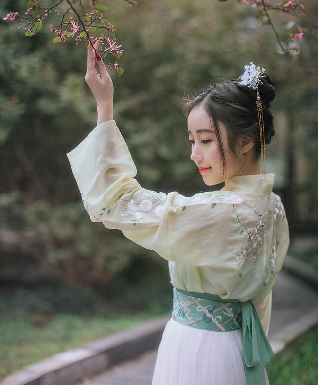 看着娇妻被一群人蹂躏开玩笑 他坐在一旁无动于衷