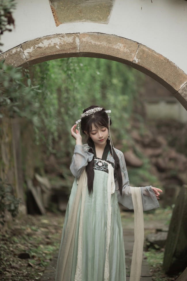 青梅错一题做一下小动作 男生假装什么都没有看到