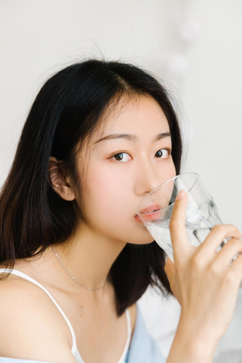 难耐寂寞 我拉外卖小伙床上激情性爱