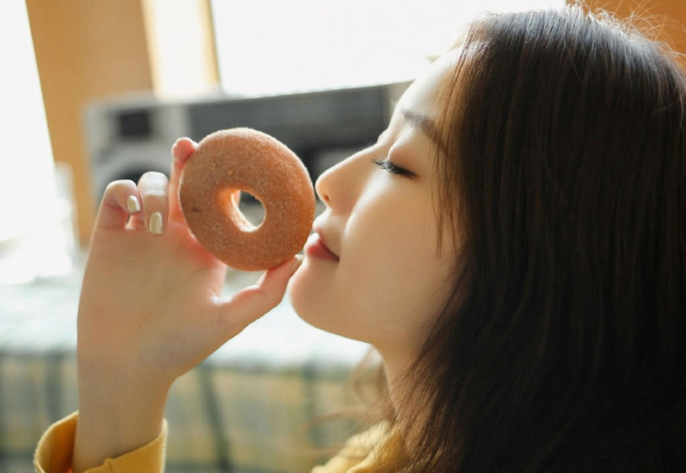 老师来我家让我插 被女同桌摸JJ的故事 我把同桌抱到桌子上干