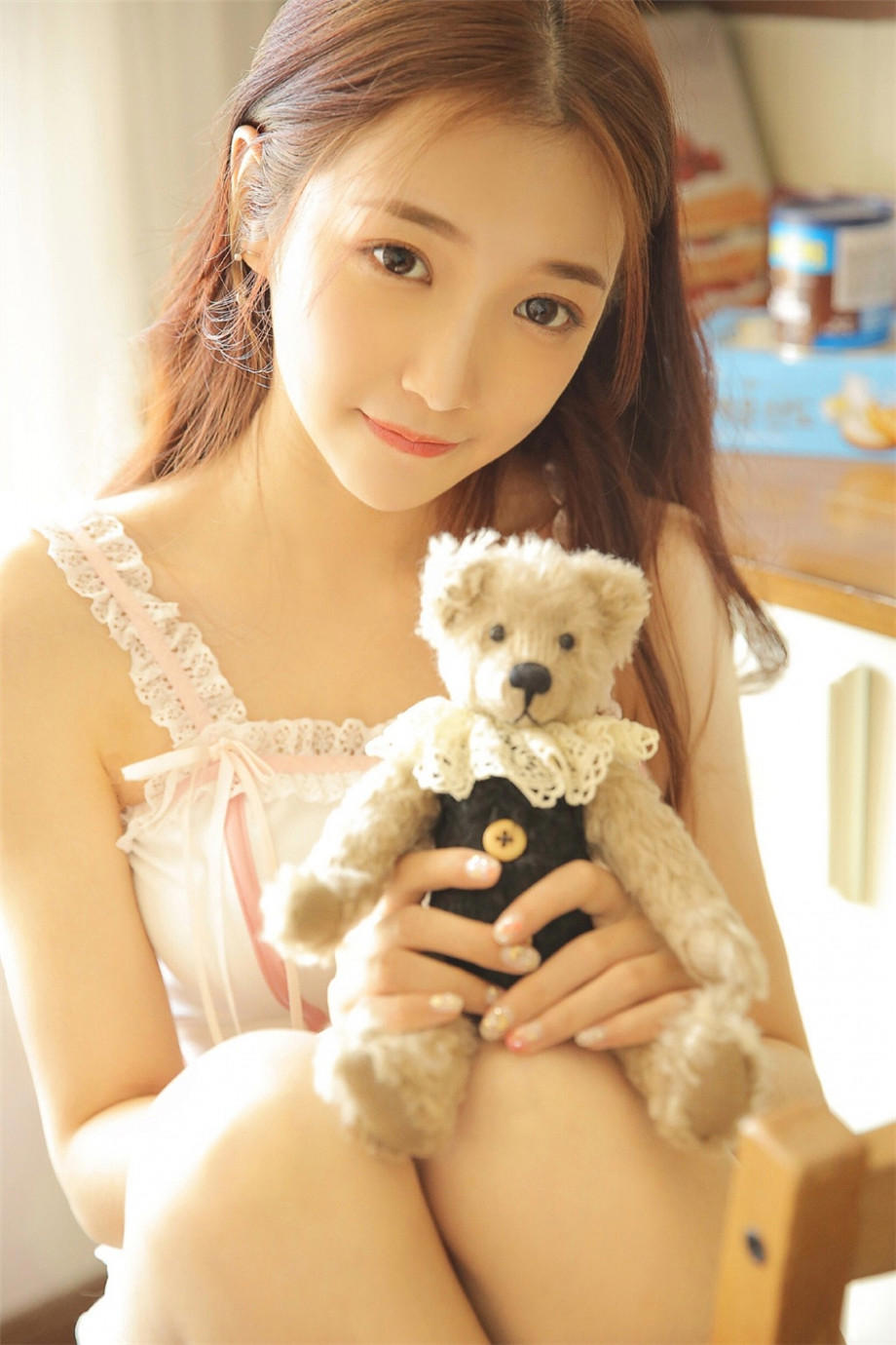 她被叫进办公室，狠狠按倒在沙发