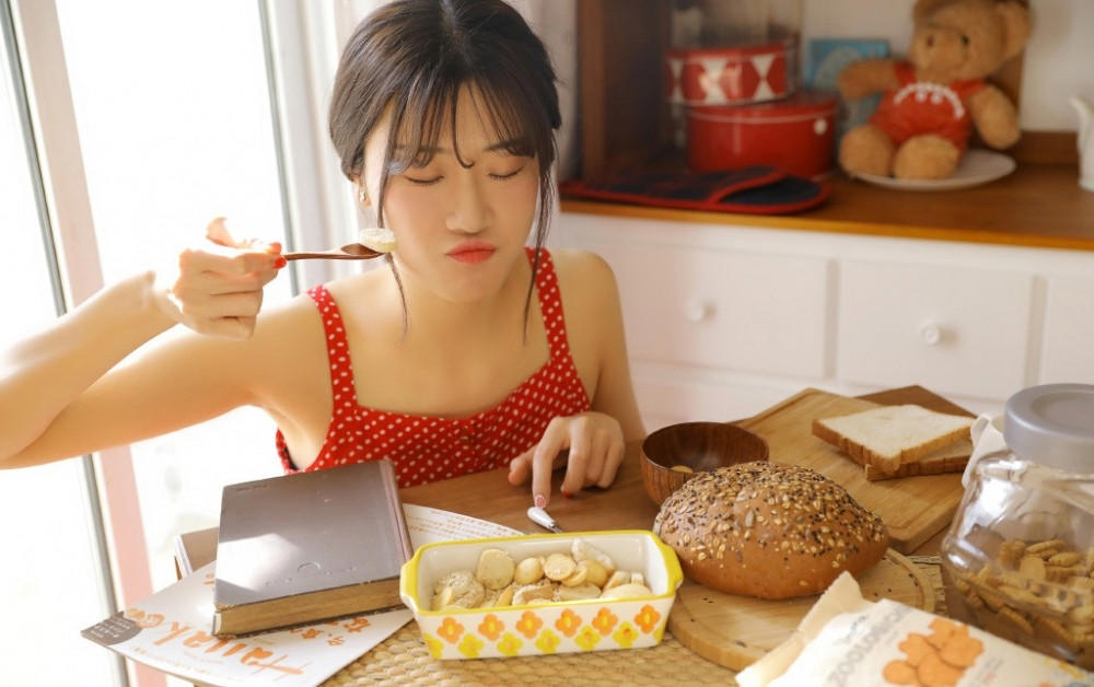 爷爷和妈妈在玉米地里 爷爷和大孙女洗澡 爸爸骑在奶奶身上