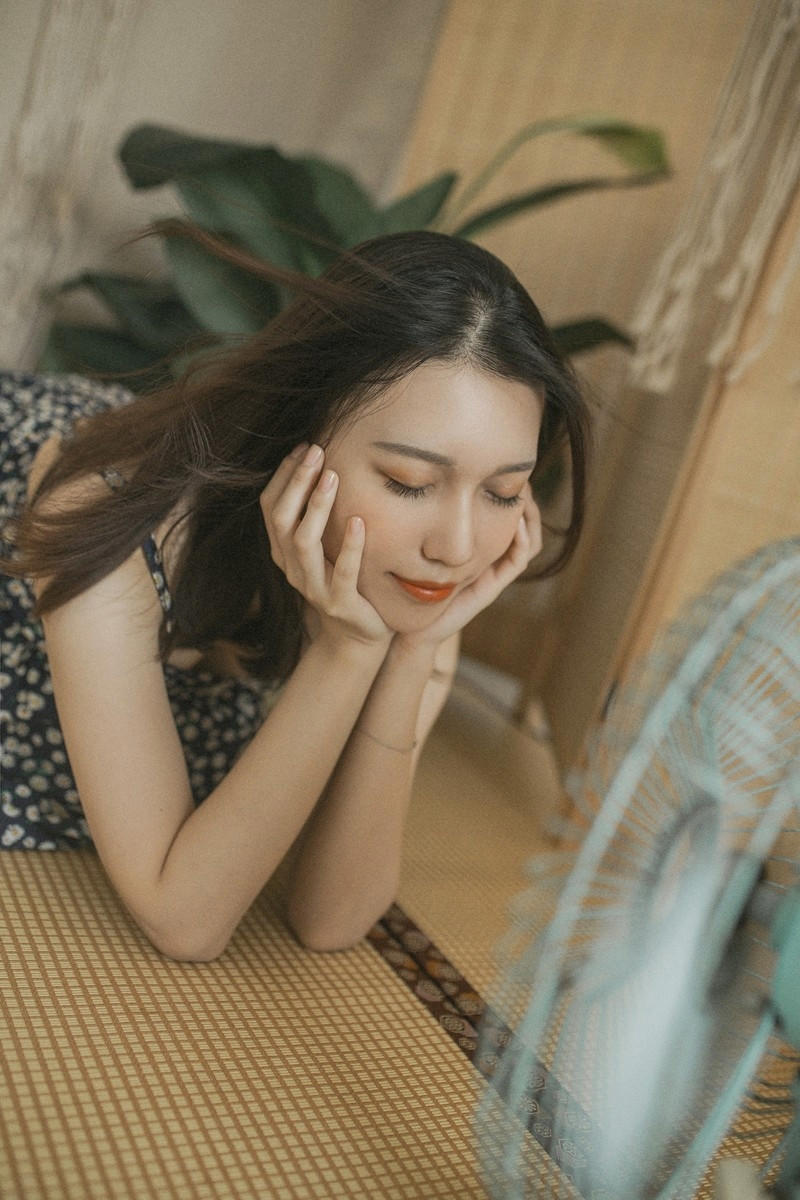 在情人床上发现一双陌生的丝袜