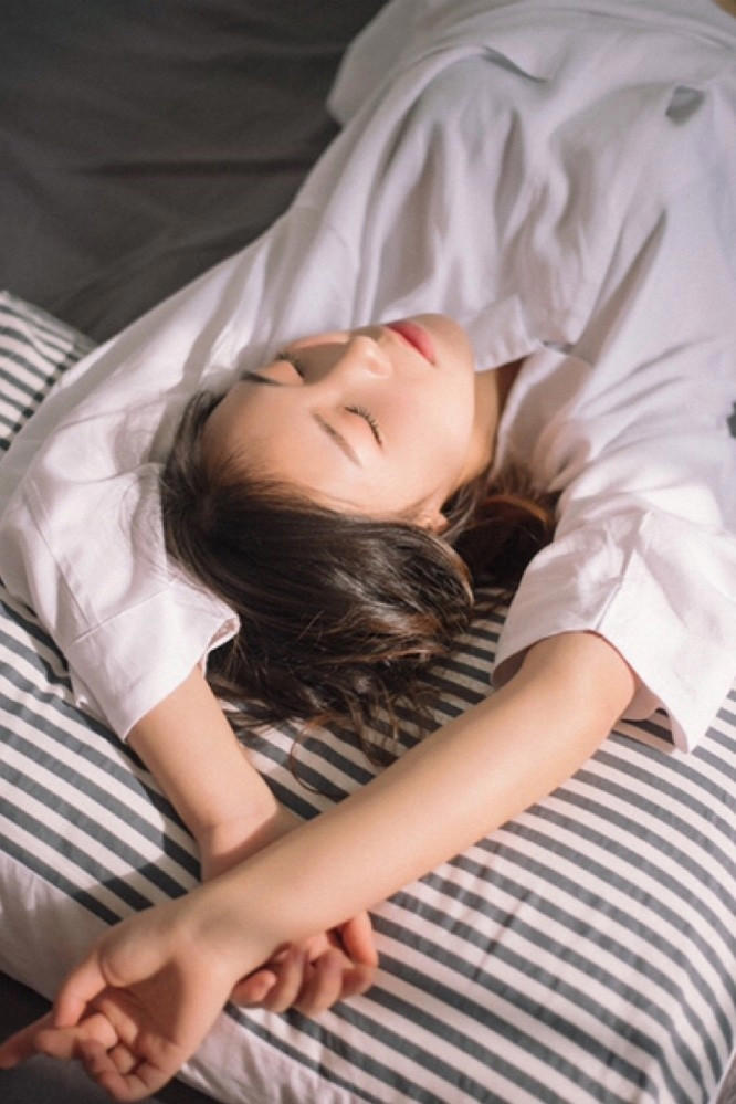 两男一女3p 强制掰弯的百合囚禁文我和后妈