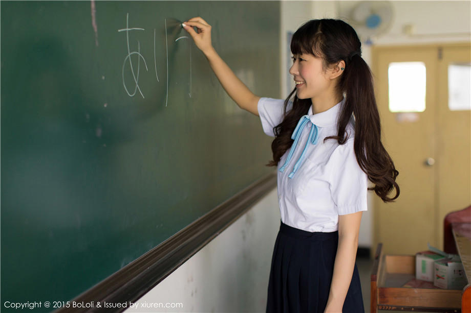 老公玩哥们儿的老婆，被当众啪啪啪一顿揍