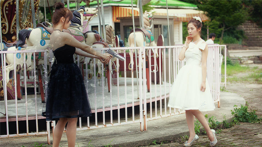 领口太低俯身走光 裤子太紧勒出钩照片 穿裙子骑自行车走光