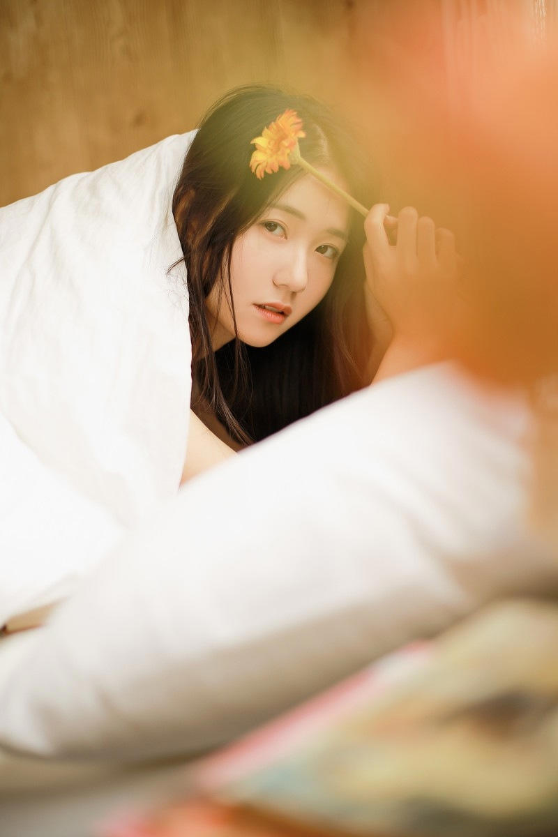 那一夜她的老师要了她 她老师疯狂的要了她 把她按在课桌上干了她