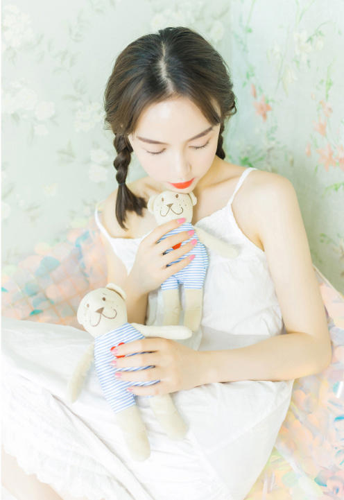 女下面一直流水像极了爱情 按在桌子上糟蹋视频