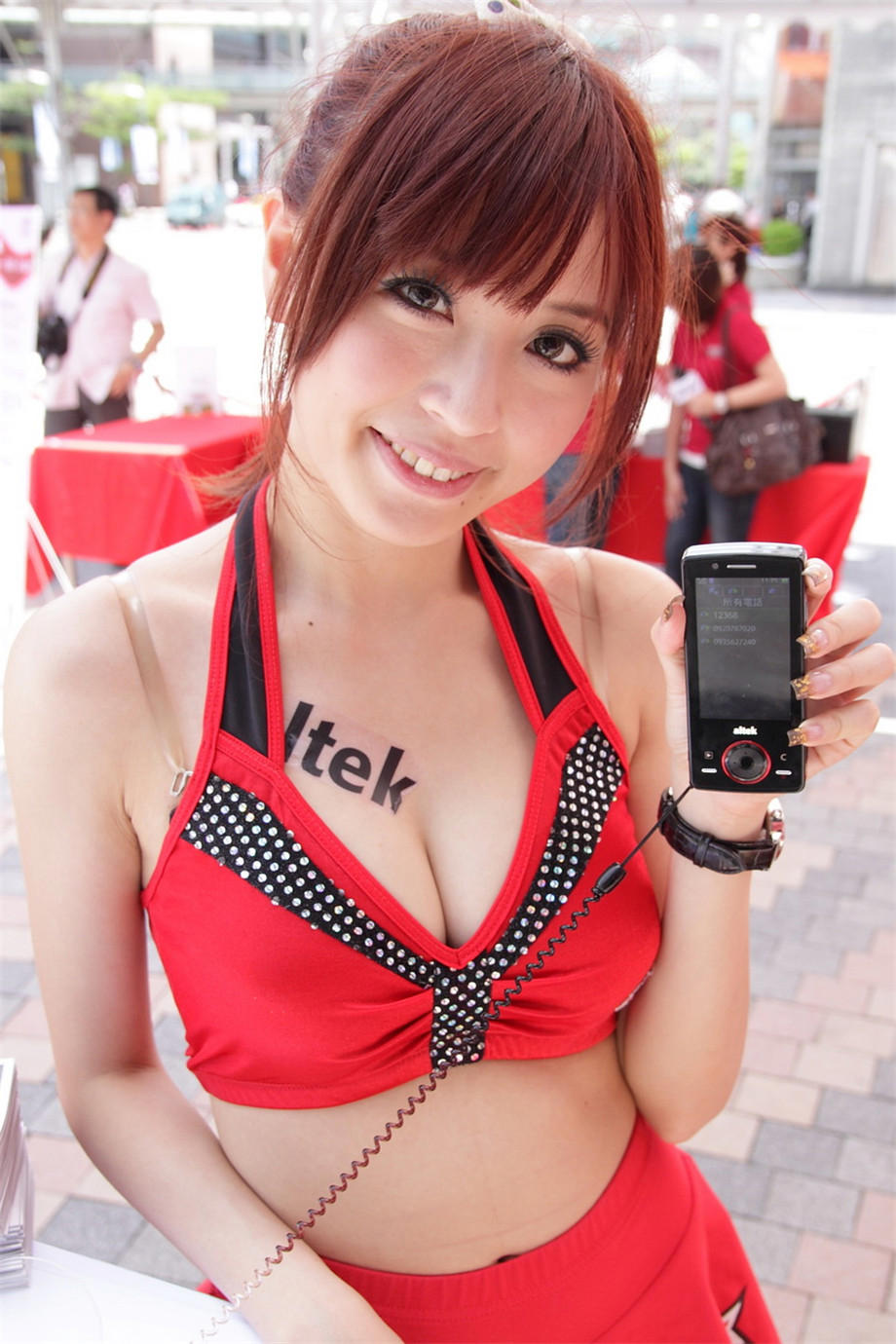 粗大肉棒花蜜花液湿润 他的手指撑开她的花蕾