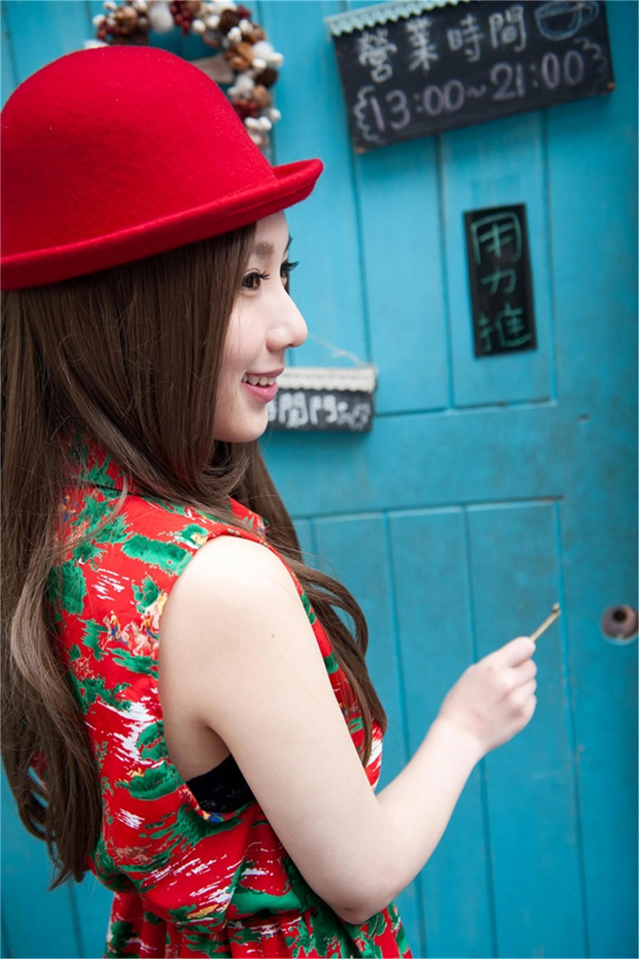 禁不住美女护士制服诱惑 老公逼我丰胸