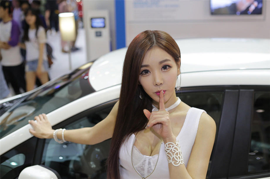 提着旅行箱的男人_短篇小说