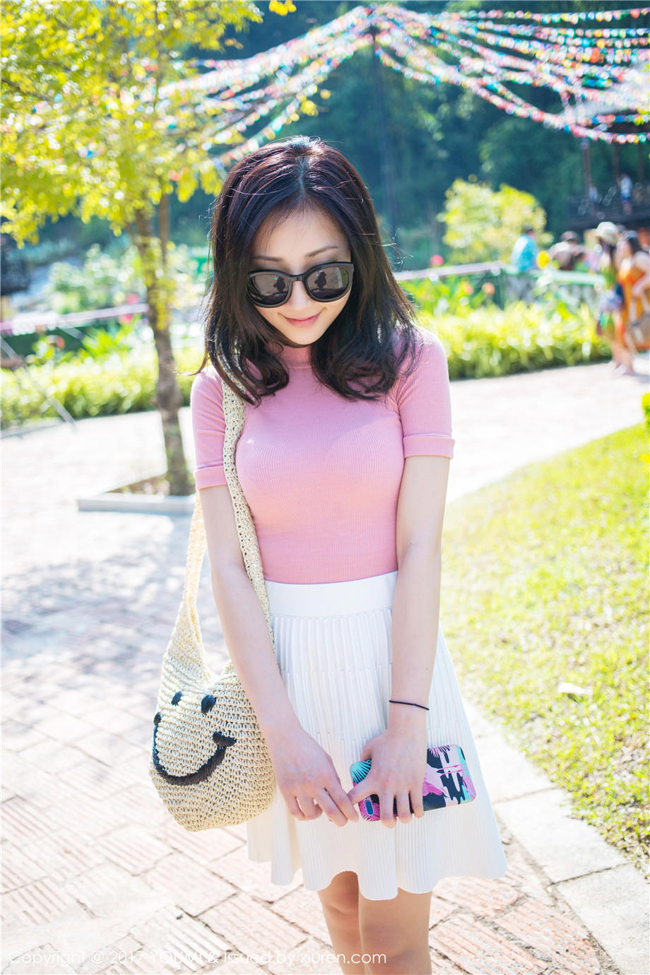 让女生看了会湿的污小说 男人一边吃奶水一边插B 被两个男人玩3D