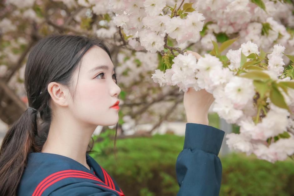 妹妹乱爱姐姐男友 揉弄娇乳被抓得狼狈万分