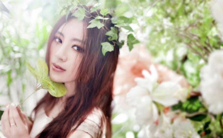 老公扒开妹妹的黑森林，在她粉嫩入口粗黑处进进出出