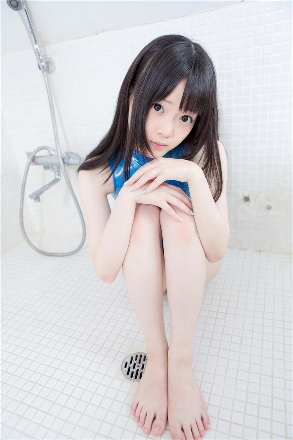 留守村妇的放荡:老男人当着我儿子的面摸我妈大腿