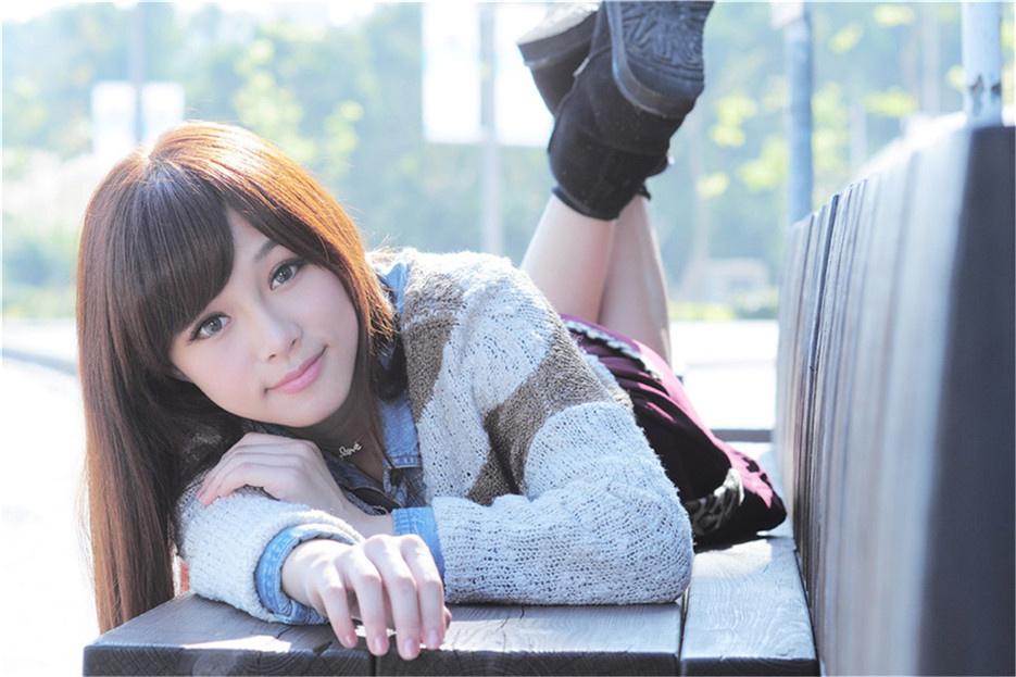 美少女坦言恋爱经验少：失恋就好像狂风暴雨