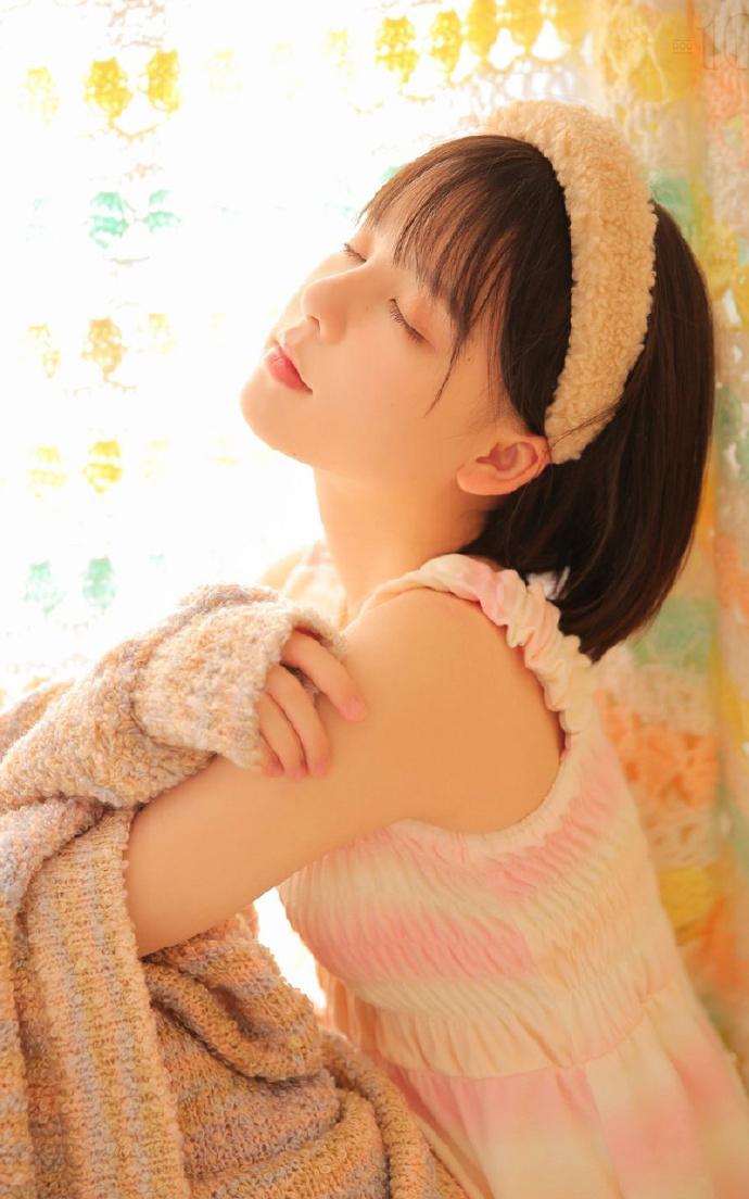 在公交车上 我在女友的抚摸套弄下拨开内裤将她残暴凿穿