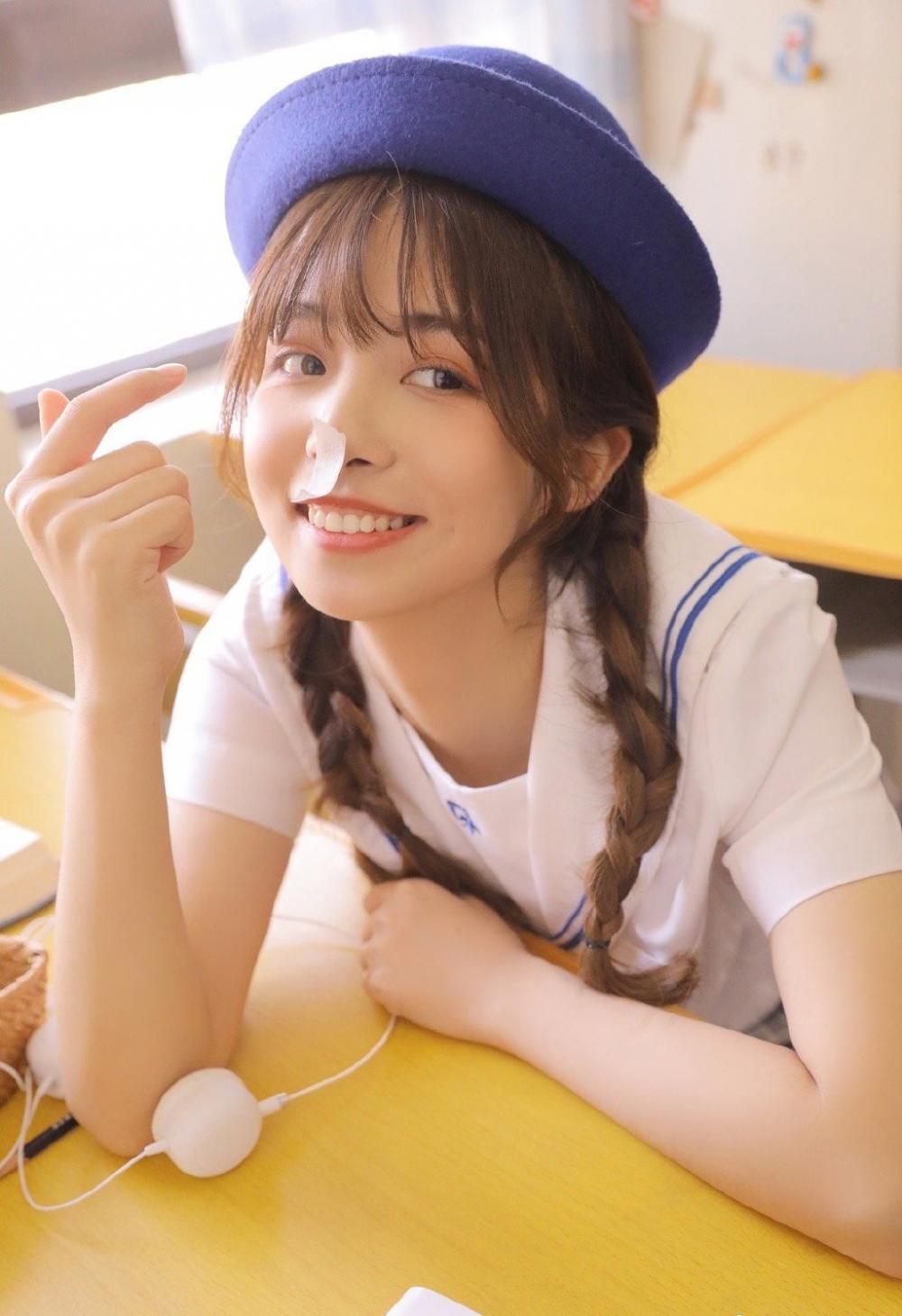 好莱坞超模罗西汉丁顿现身某时尚活动 身穿黑色透视纱裙备受瞩目
