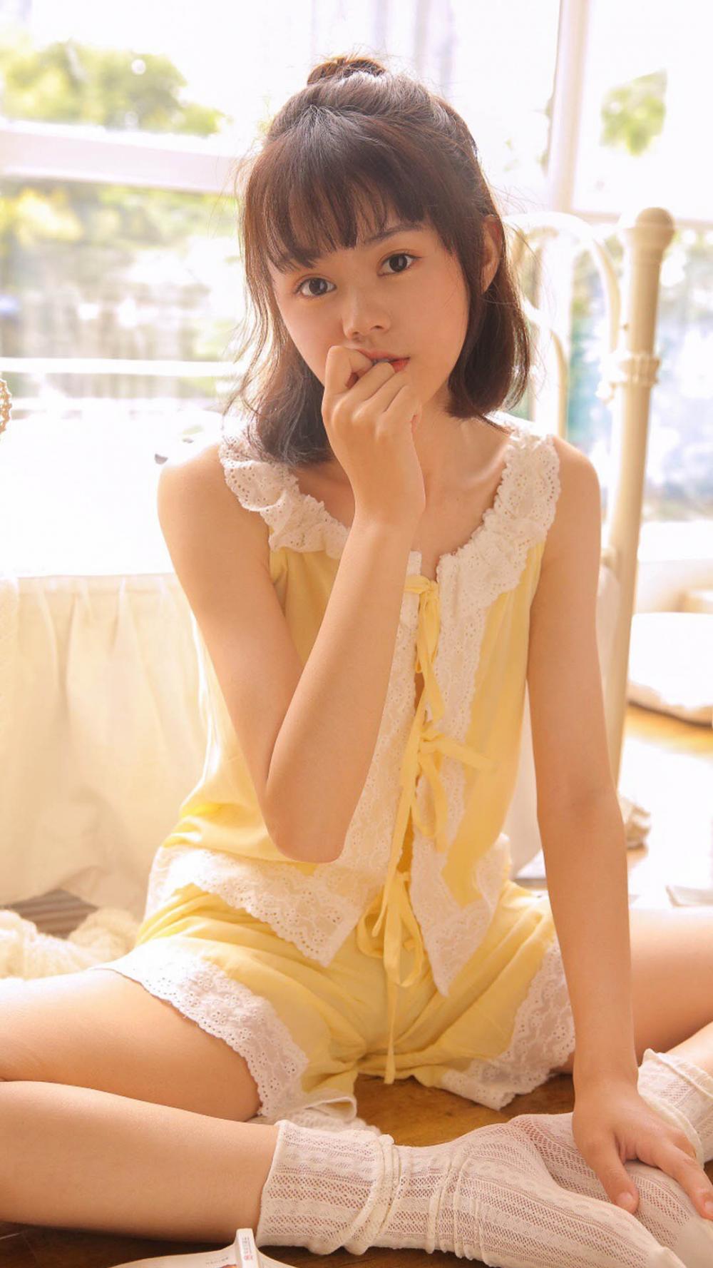 被粗暴扒开双腿猛进入，看着老公和女人开房激情