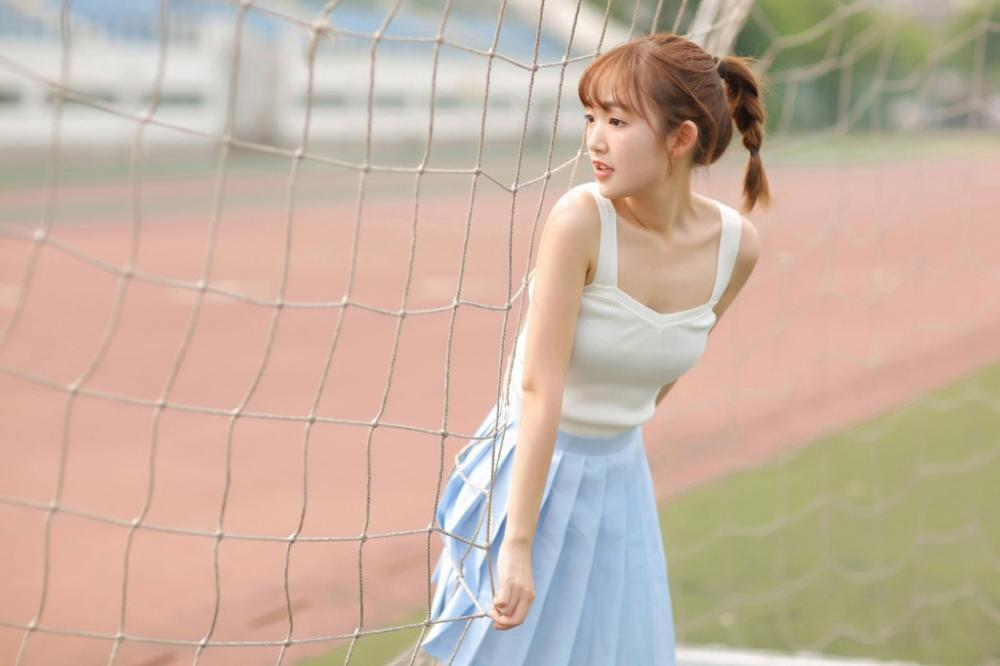 他们说她是人尽可夫的女人，可我就爱她