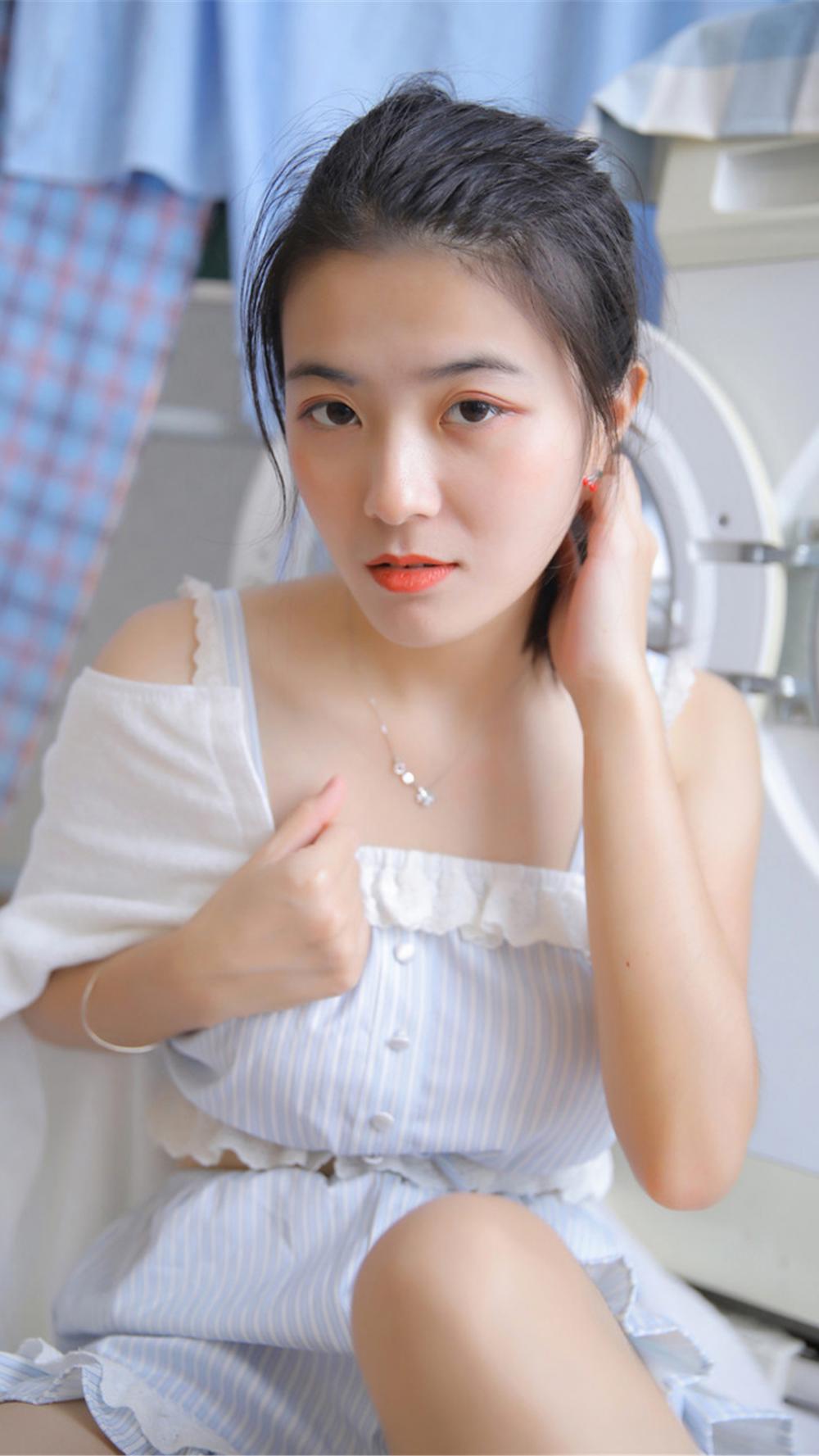 二个学长把我衣服弄得好干爽 他们的技术真不错