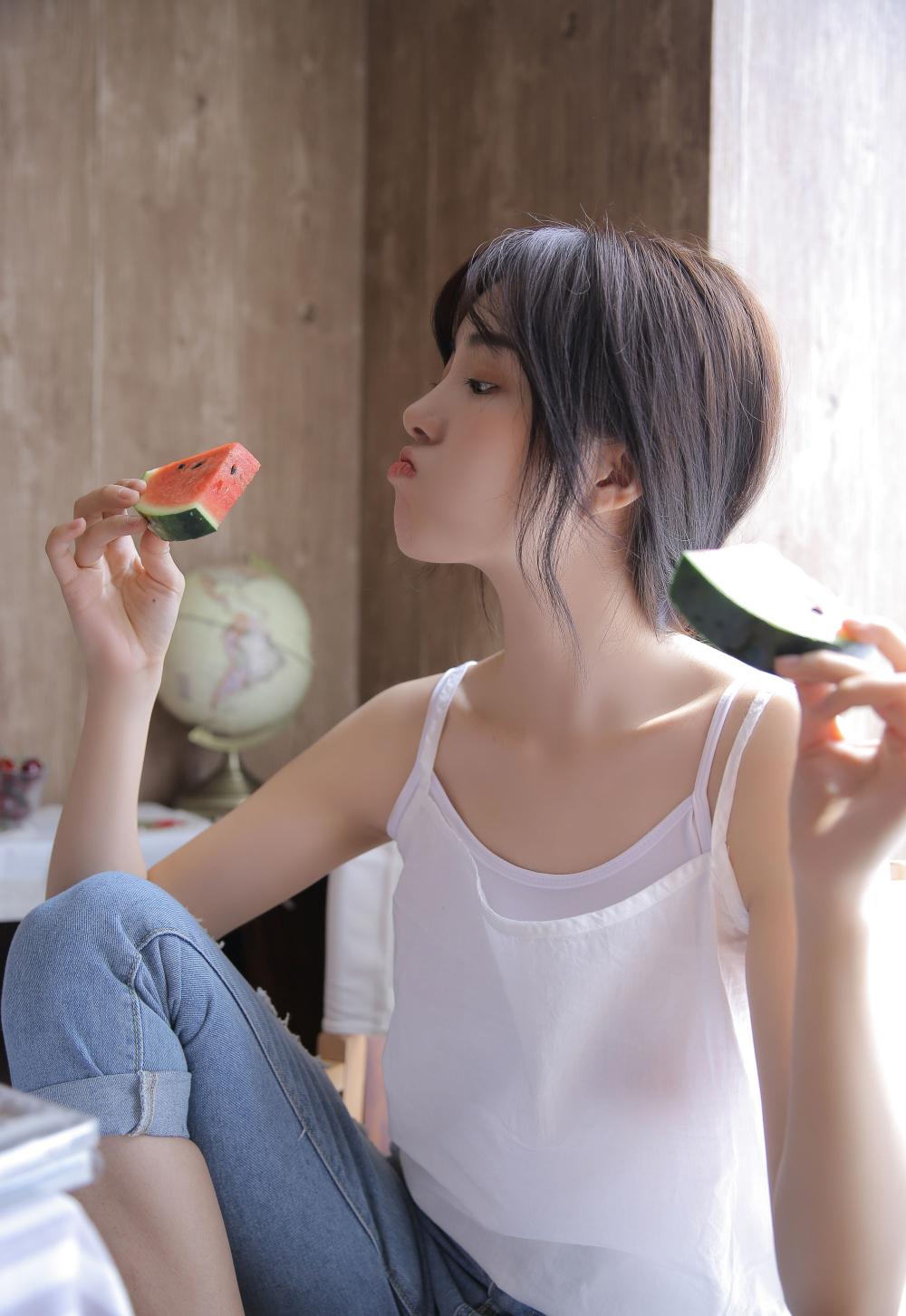 缺乏母爱情操的我，被老女人扑倒在沙发上欢爱