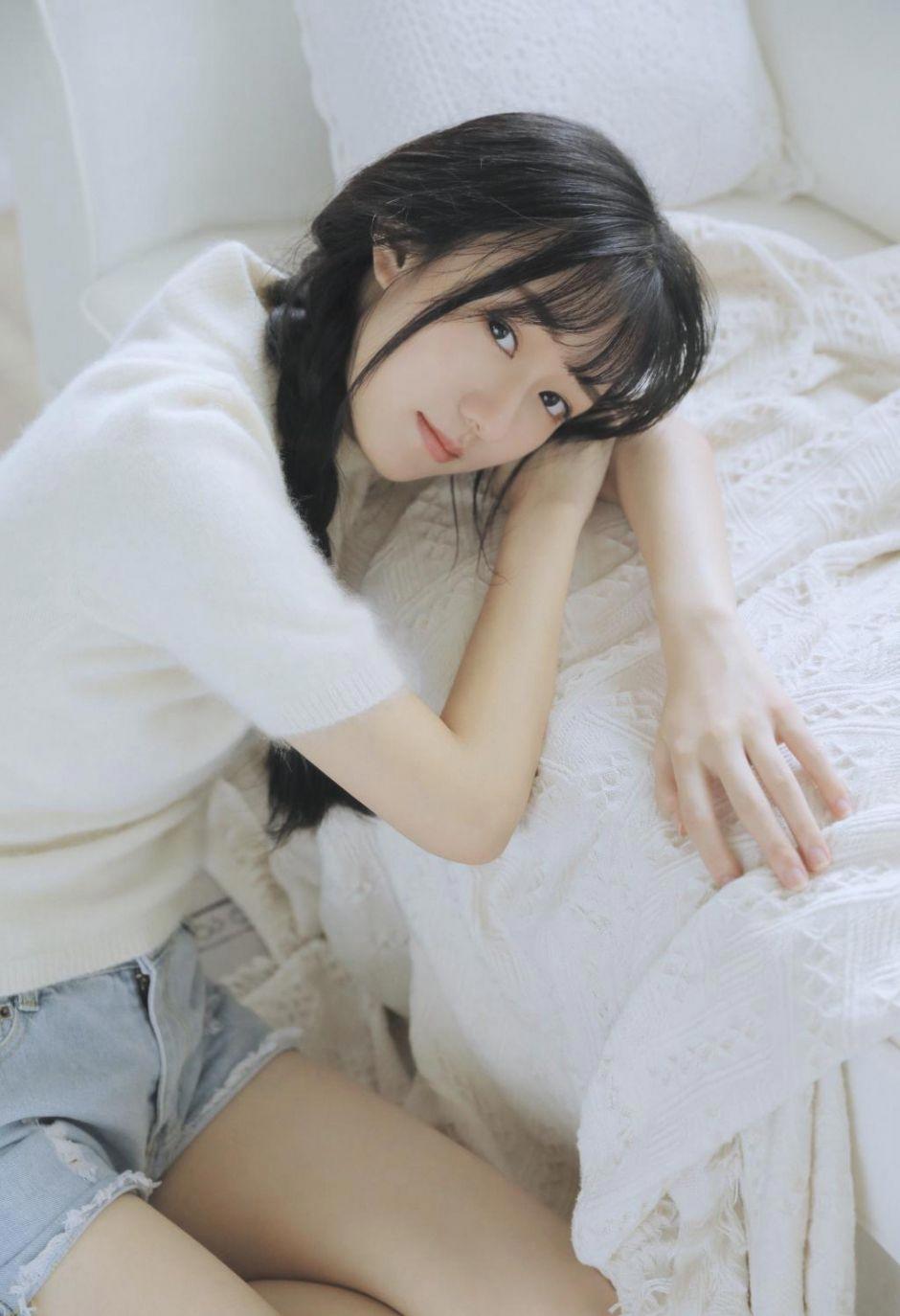 他轻轻抚摸亲吻我,弟弟进入后欲望就在那一刻爆发了