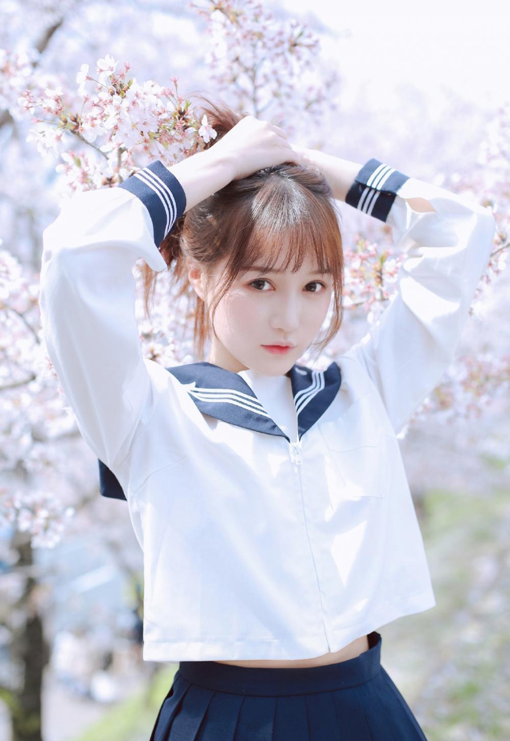 乡村艳妇好开放 主动撩逗我被我按在草地上干
