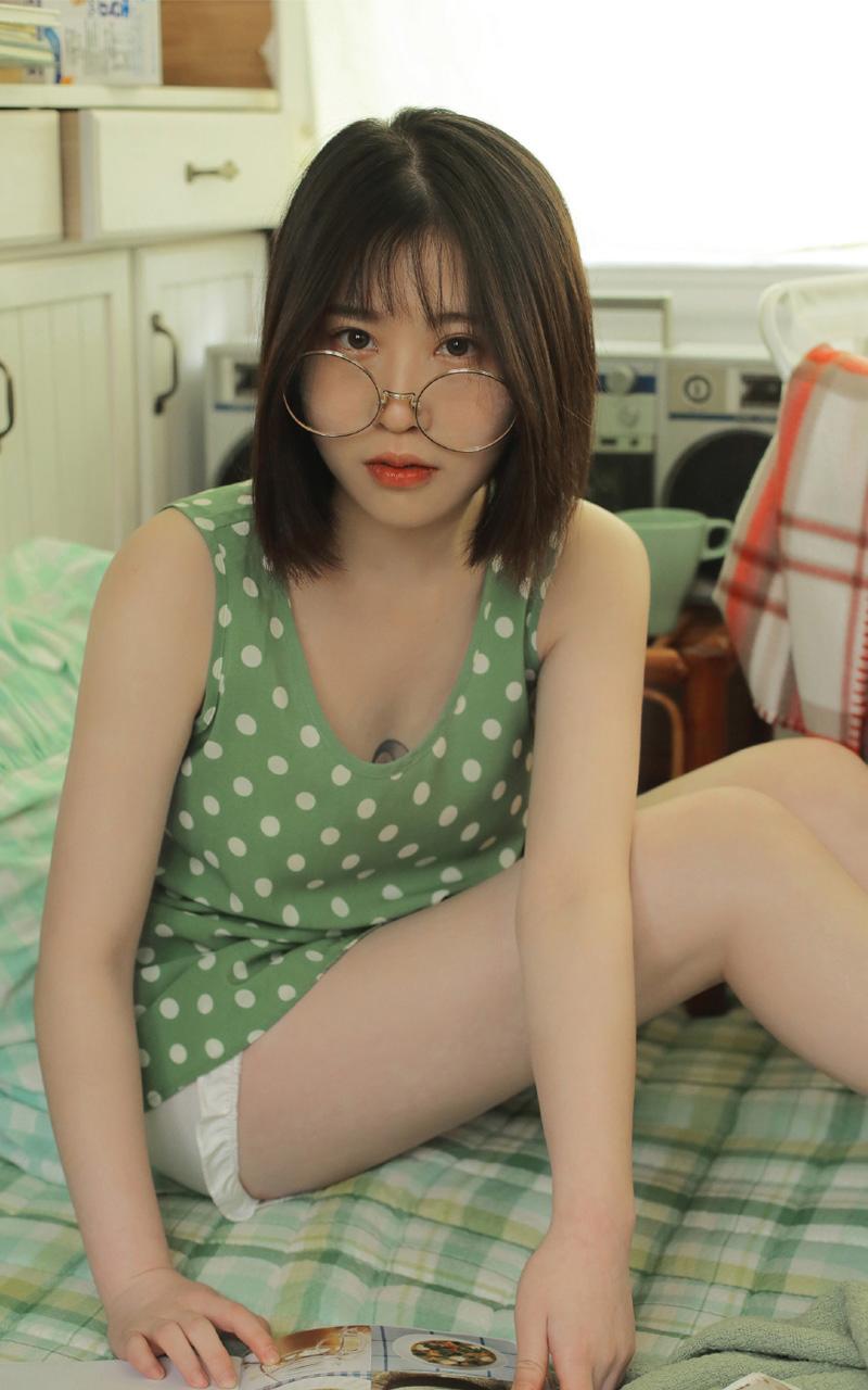 我将失足妇女骗进到小树林里.....