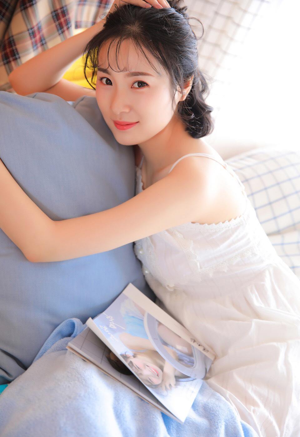 婆婆老公一起看小三照片