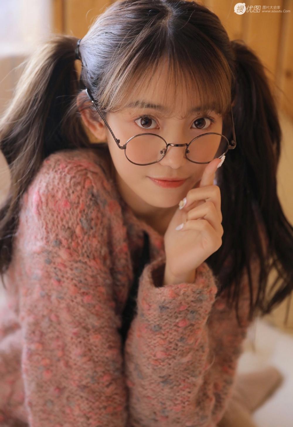 小学生紧窄幼嫩的子宫，在厕所上了一个小学生，她的子宫紧窄幼嫩