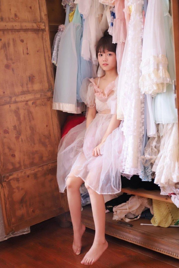 饥渴公公半夜居然扒开我衣服